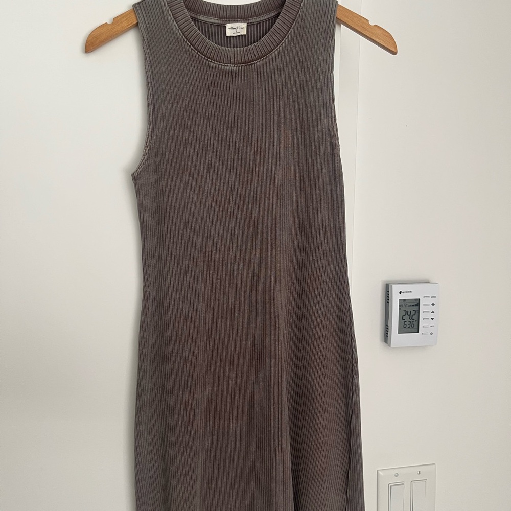 Wilfred Sleeveless Ribbed Midi Dress in brown